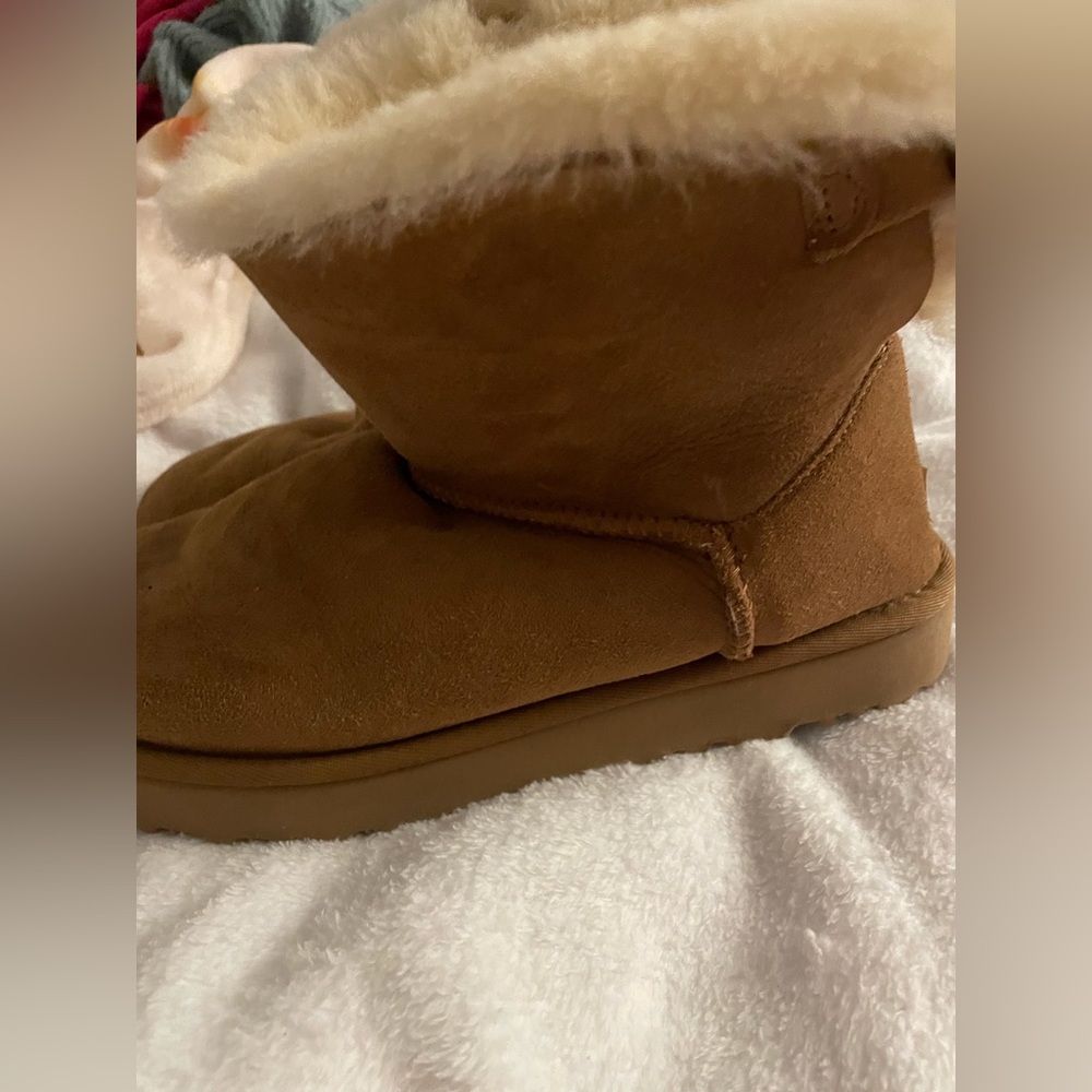 Woman’s uggs with bow, size 9